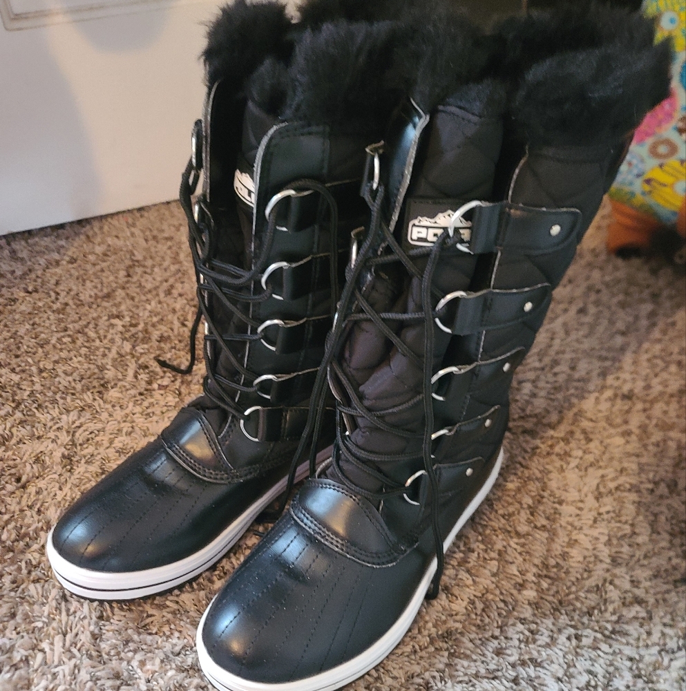 NWOT Snow boots
